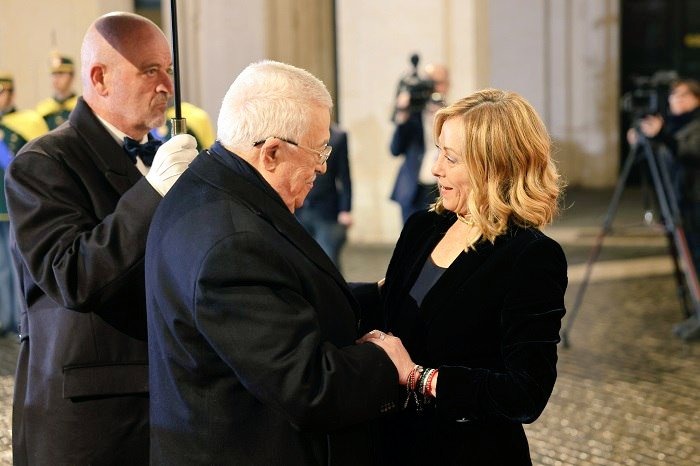 Presiden Palestina, Mahmoud Abbas saat pertemuan dengan PM Italia. (X@sexy_killer404)